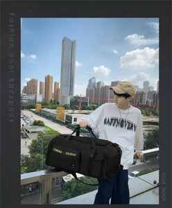 Große Reisetasche mit vielen praktischen Fächern, perfekt für Sport und Kurztrips.