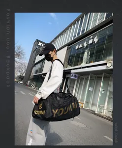 Detailaufnahme der schwarzen Reisetasche mit großem Fassungsvermögen für Sport und Fitness.