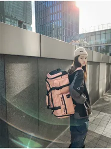 Detailaufnahme des rosa-schwarzen Reise-Duffle-Rucksacks mit grossem Volumen fuer Sport.
