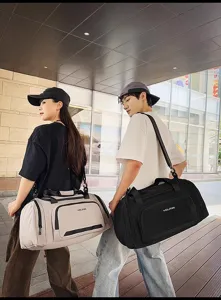 Grand sac de voyage de sport imperméable avec design et séparation sec-humide idéale.