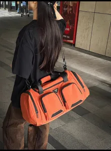 Gran bolsa de viaje naranja con múltiples compartimentos para gimnasio y viajes de negocios.