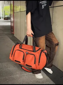 Vista detallada de la gran bolsa de viaje naranja con tela resistente y prácticos bolsillos.