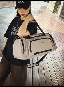 Grand sac de voyage étanche pour femme, sac de sport fitness en gris clair.