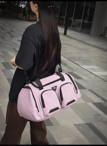 Bolso de viaje rosa detalle exterior con gran capacidad y multiples bolsillos utiles.