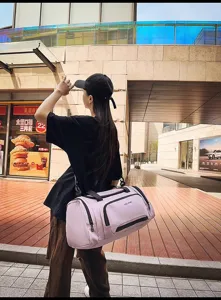 Grand sac de voyage et de sport pour femme, imperméable avec compartiment étanche, rose.