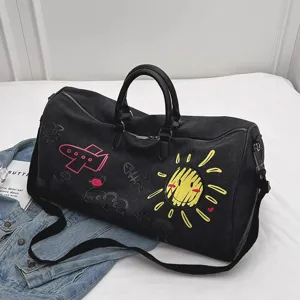 Zwarte canvas reistas met graffitiprint, grote handtas voor sport en korte reizen duir.