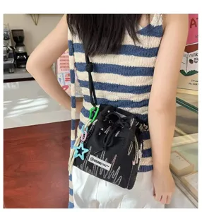 Lässige Nylon-Beuteltasche mit Kordelzug, stilvolles Streetwear-Accessoire für den täglichen Gebrauch.