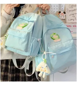 Zaino casual azzurro chiaro stile giapponese carino con ciondolo in peluche per scuola e viaggi.