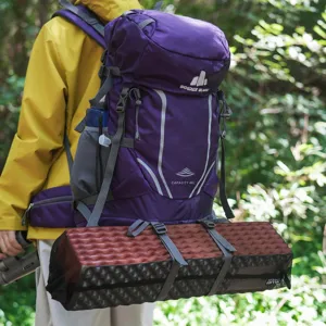Vue détaillée du sac à dos de randonnée, capacité 45L, bretelles ergonomiques pour camping.
