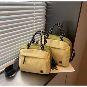 Vista ravvicinata e dettagliata dell'elegante borsa da lavoro da donna bicolore.