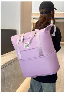 Grande zaino da viaggio borsa in viola chiaro con spallacci e scomparto inferiore.