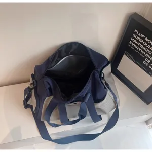 Dettaglio interno della borsa da viaggio, grande capacità borsa sportiva palestra.