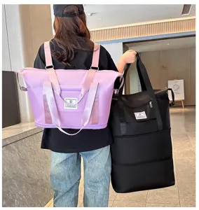 Grande borsa da viaggio con spallacci da zaino e manici pratici per viaggi e sport.