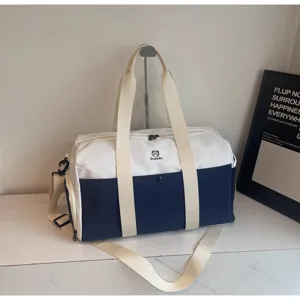Dettaglio della borsa da viaggio in tela bianca e blu, grande borsa sportiva per palestra.