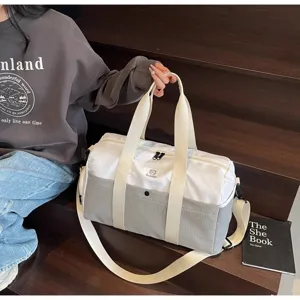 Vista dettagliata della borsa da viaggio grande e casual in colore bianco e grigio.