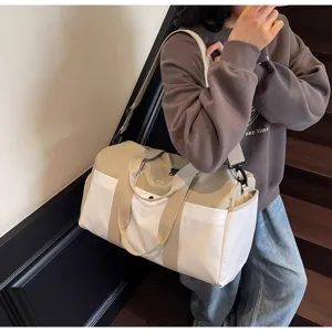 Vista dettagliata della grande borsa da viaggio in tela bianca e cachi con tracolla robusta.