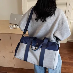 Dettaglio borsa da viaggio grigia blu casual, grande capacità borsa sportiva vista posteriore
