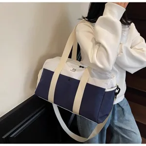 Vista dettagliata della borsa da viaggio in tela bianco-blu, capiente e pratica per lo sport.
