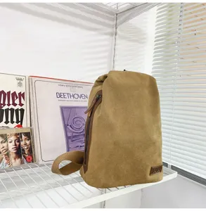 Vue détaillée du sac de poitrine rétro en toile, tissu résistant avec poche zippée pratique.
