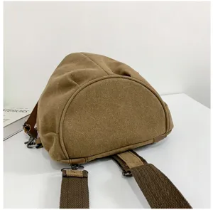 Λεπτομερής όψη casual ρετρό καφέ καμβά σακιδίου, με ανθεκτικό ύφασμα και σταθερούς ιμάντες.