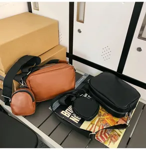 Gedetailleerd overzicht van de stijlvolle crossbodytas met muntzakje, trendy design, zwart en bruin.
