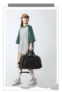 Vue détaillée d'un grand sac de sport noir utilisé avec modèle, voyage léger et pratique.