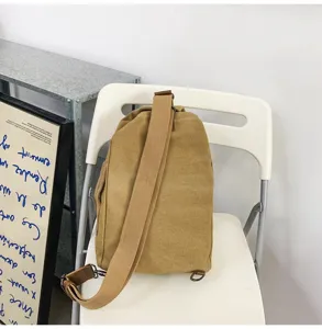 Détail de sac bandoulière en toile vintage avec sangle réglable, sacoche décontractée.