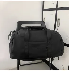 Vue détaillée du sac de sport noir avec grand compartiment spacieux pour fitness et voyage.