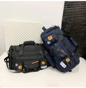 Vista dettagliata del borsone da viaggio multifunzionale con tasche multiple e cinghie robuste.