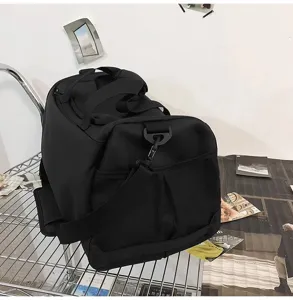 Sac de sport de voyage noir de grande capacité avec bandoulière et poches latérales en filet.