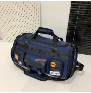 Vista dettagliata del borsone da viaggio multifunzionale con tessuto resistente e tasche robuste.