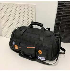 Vista dettagliata del borsone da viaggio nero multifunzionale con tasche multiple.