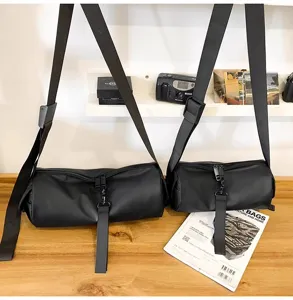 Schwarze wasserdichte zylindrische Sporttasche Reisetasche Umhängetasche für Damen
