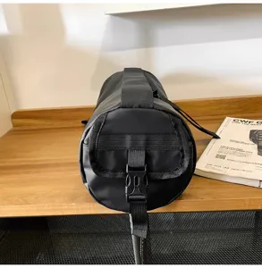 Detailansicht der schwarzen wasserdichten zylindrischen Sporttasche mit robustem Schnallenriemen.