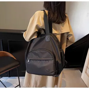 Grande zaino da viaggio con tasche multiple e scomparti per utilizzo quotidiano.