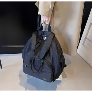 Zaino da viaggio nero di grande capacità con spallacci e tasca frontale per uso quotidiano.