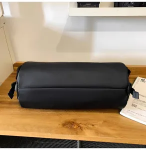 Detailansicht der schwarzen wasserdichten Zylinder Sporttasche, große Kapazität Outdoor Reisetasche.