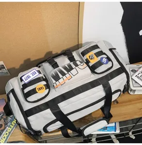 Borsone da viaggio multifunzionale con strisce nere e scomparti multipli dettaglio.