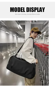 Vue détaillée du grand sac de sport noir pour le fitness et les voyages avec bandoulière.