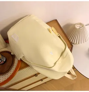 Lässiger Canvas Rucksack für Studenten, geräumiger gelber Tagesrucksack mit Reißverschlusstaschen.