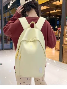 Detailansicht eines trendigen hellgelben Freizeitrucksacks, großer Schulranzen für den Alltag.