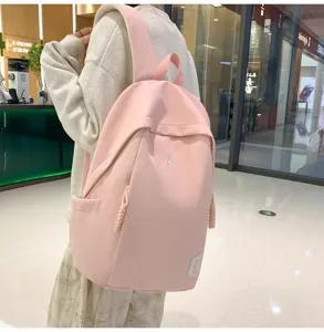 Rosa lässiger Rucksack für Studenten und Reisen, große Kapazität mit stilvollen Details.