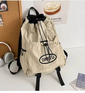 Sac à dos à cordon léger en beige et noir, élégant sac de jour pour les voyages quotidiens.