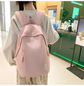 Detailansicht des lässigen rosa Studentenrucksacks mit Stofftextur und verstellbaren Trägern.