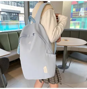 Freizeit-Rucksack in Hellblau mit grossem Fassungsvermoegen fuer Studenten und Reisen.