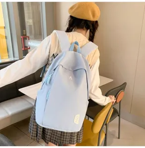 Hellblauer Canvas Rucksack Detail mit Trägern und Taschen im lässigen Alltags-Szene-Look.