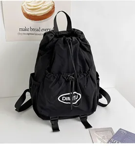 Vue détaillée du sac à dos noir à cordon, sac d'école en nylon léger pour le voyage.