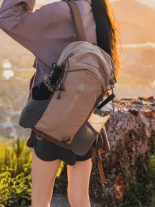 Leichter Outdoor Wanderrucksack wasserdicht Nylon Trekking Rucksack fuer Reisen und Sport