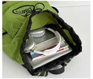 Détail intérieur léger de sac à dos cordon vert montrant une grande capacité avec tablette.