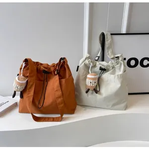 Bolso tote de lona casual para hombro con cierre de cordón y bonito colgante de peluche para mujer.